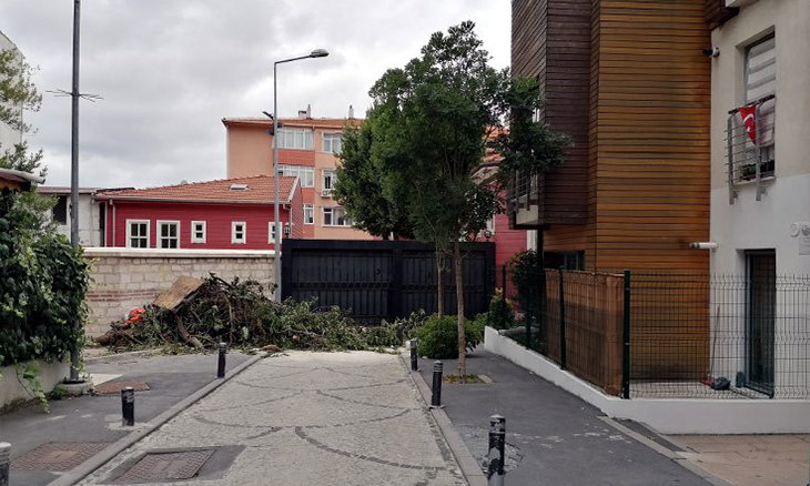 Istanbul Municipality takes down historic block's fences that locals deemed 'borders'