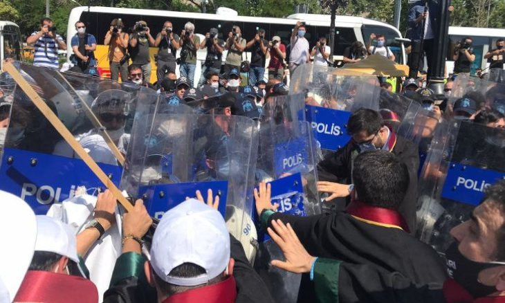 Ankara police use tear gas, shields against lawyers protesting decentralization of bar associations