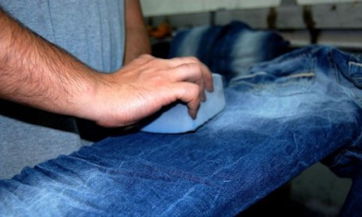Textile worker establishes 'clean jeans' after losing half lung capacity to denim sandblasting in Istanbul