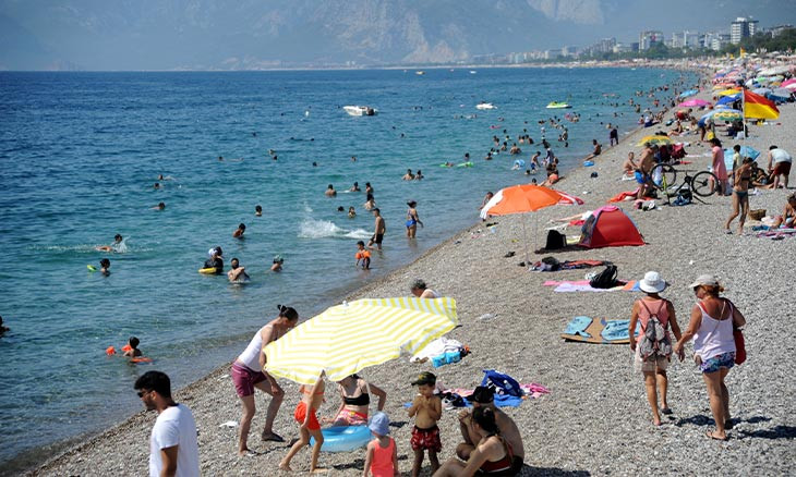 ‘Severity of COVID-19 veiled from public in Turkey’s top vacation hub, 400 diagnoses observed daily’