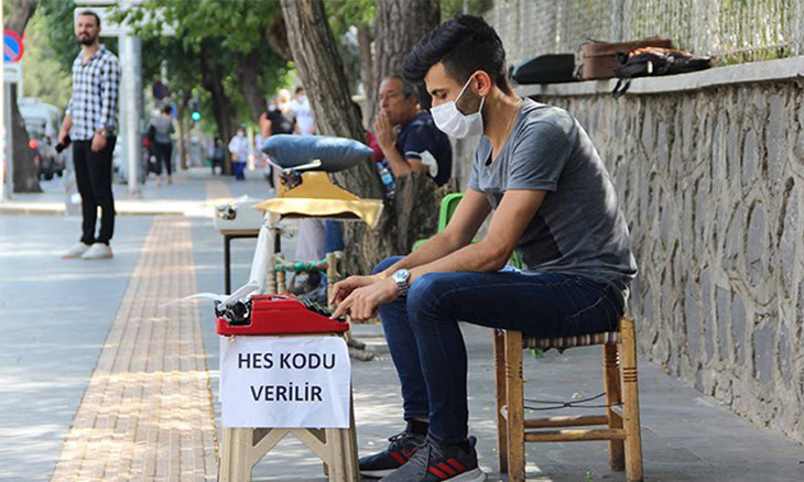 Diyarbakır man makes a living by helping people get COVID-19 safety codes on cell phones