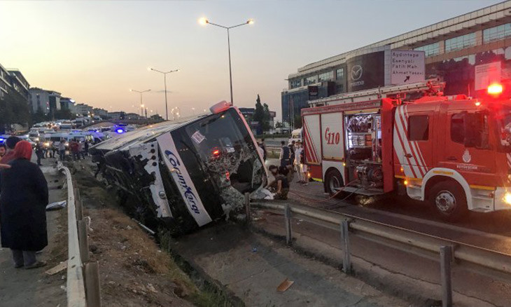 Commercial bus topples in Istanbul: Nine injuries, one critical