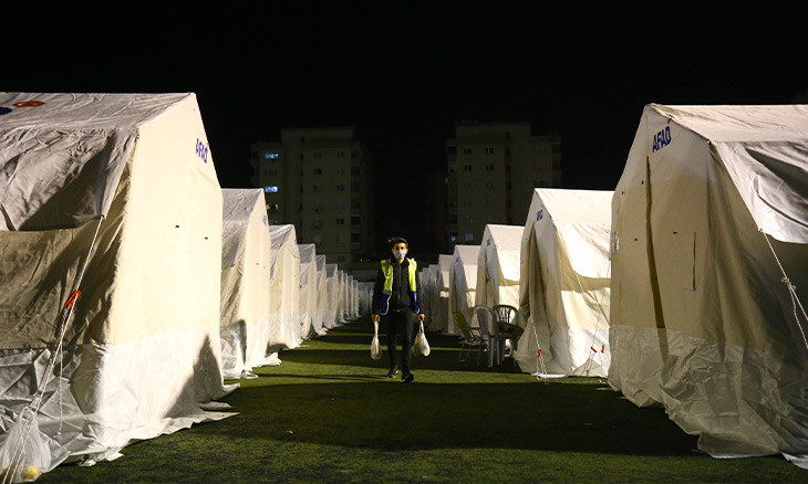 Experts warn of COVID-19 spread in İzmir with health centers damaged, residents in tents